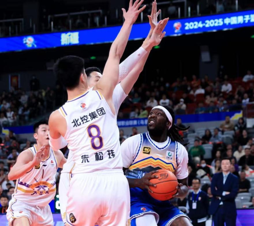 职业篮球比赛季后赛场上强队逐鹿