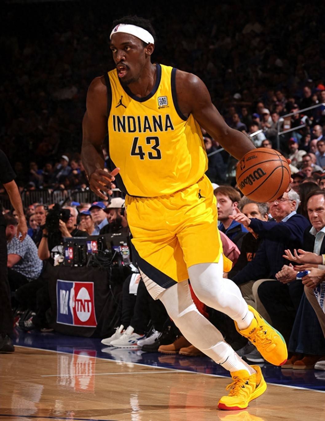 鹈鹕险胜状态爆棚，冲击季后赛关键表现点燃全场！